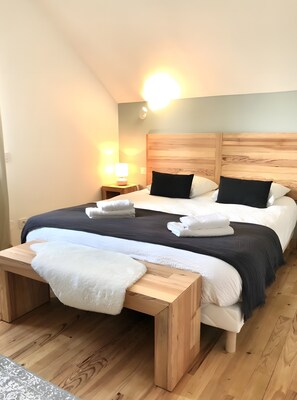 Iron/ironing board, bed sheets - Gîte "Fleur de Miel" – Renovated House in the Heart of the Lakes Region (Saffloz)