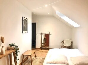 Tabla de planchar con plancha y ropa de cama