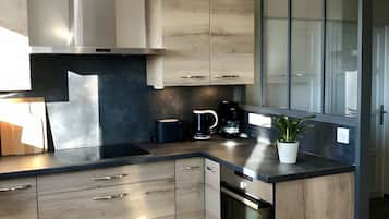 Køleskab, mikrobølgeovn, ovn, kogeplade