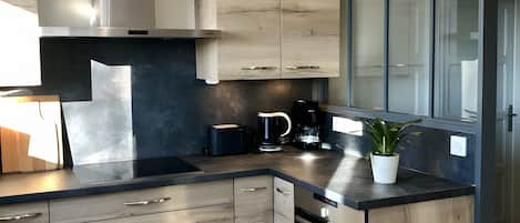 ثلاجة، ميكروويف، فرن، موقد طهي مسطح