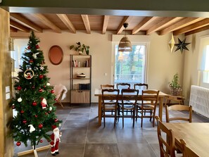 Dining - Gîte "Fleur de Miel" – Renovated House in the Heart of the Lakes Region (Saffloz)