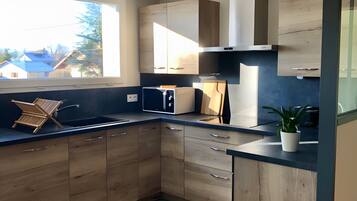 Een koelkast, een magnetron, een oven, een kookplaat