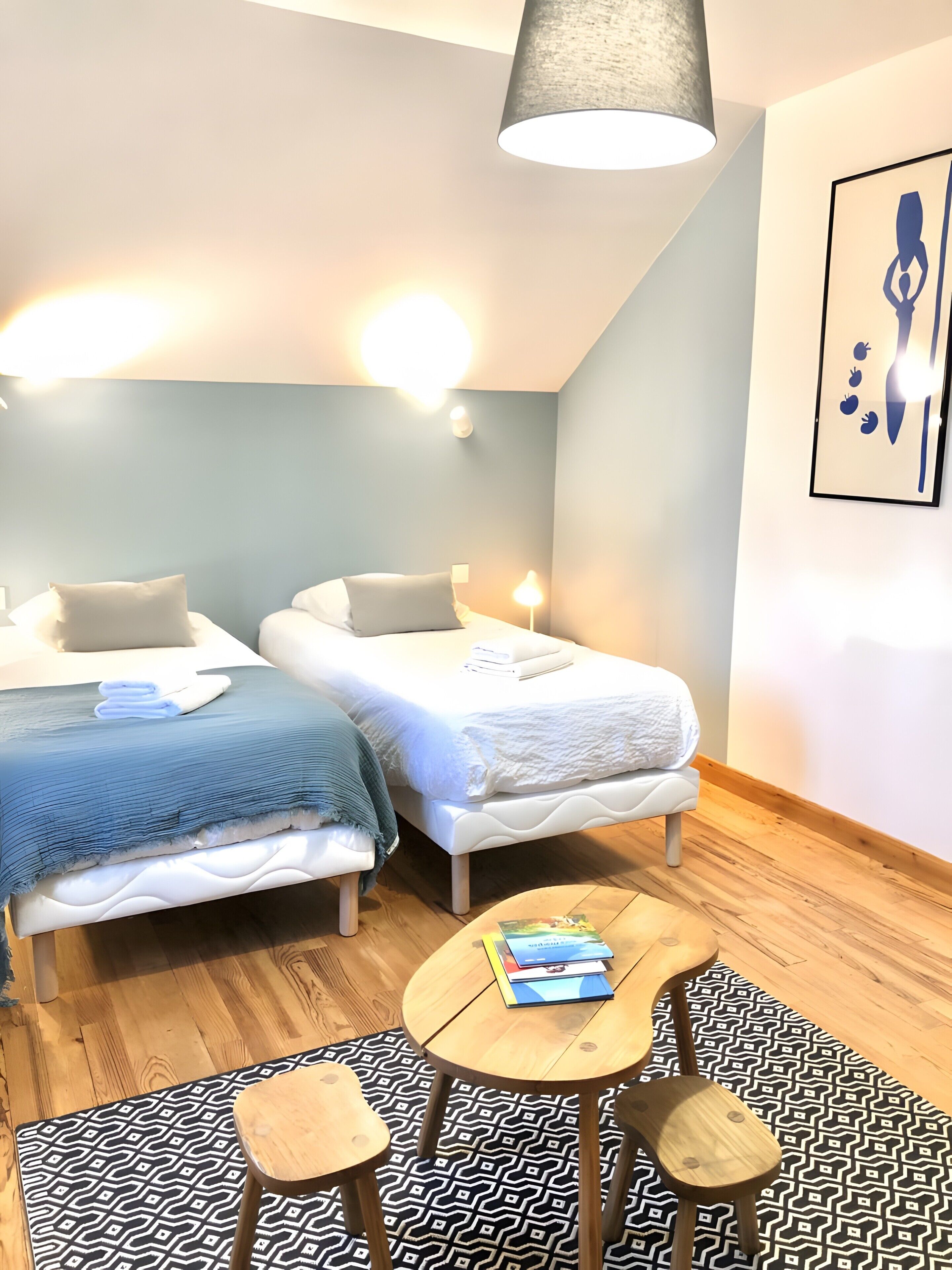 Iron/ironing board, bed sheets