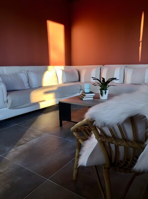 TV, ping pong - Gîte "Fleur de Miel" – Renovated House in the Heart of the Lakes Region (Saffloz)