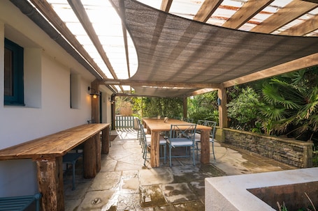 Outdoor dining. An Exceptional Property for Family or Friends’ Holidays on Belle-Île-en-Mer