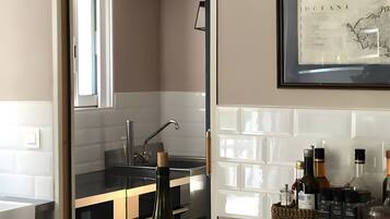 Kühlschrank, Mikrowelle, Ofen, Herdplatte