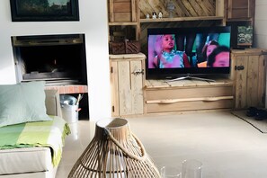 Fernseher, Kamin, Videospiele, DVD-Player