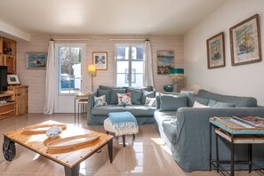 TV, fireplace, video games, DVD player