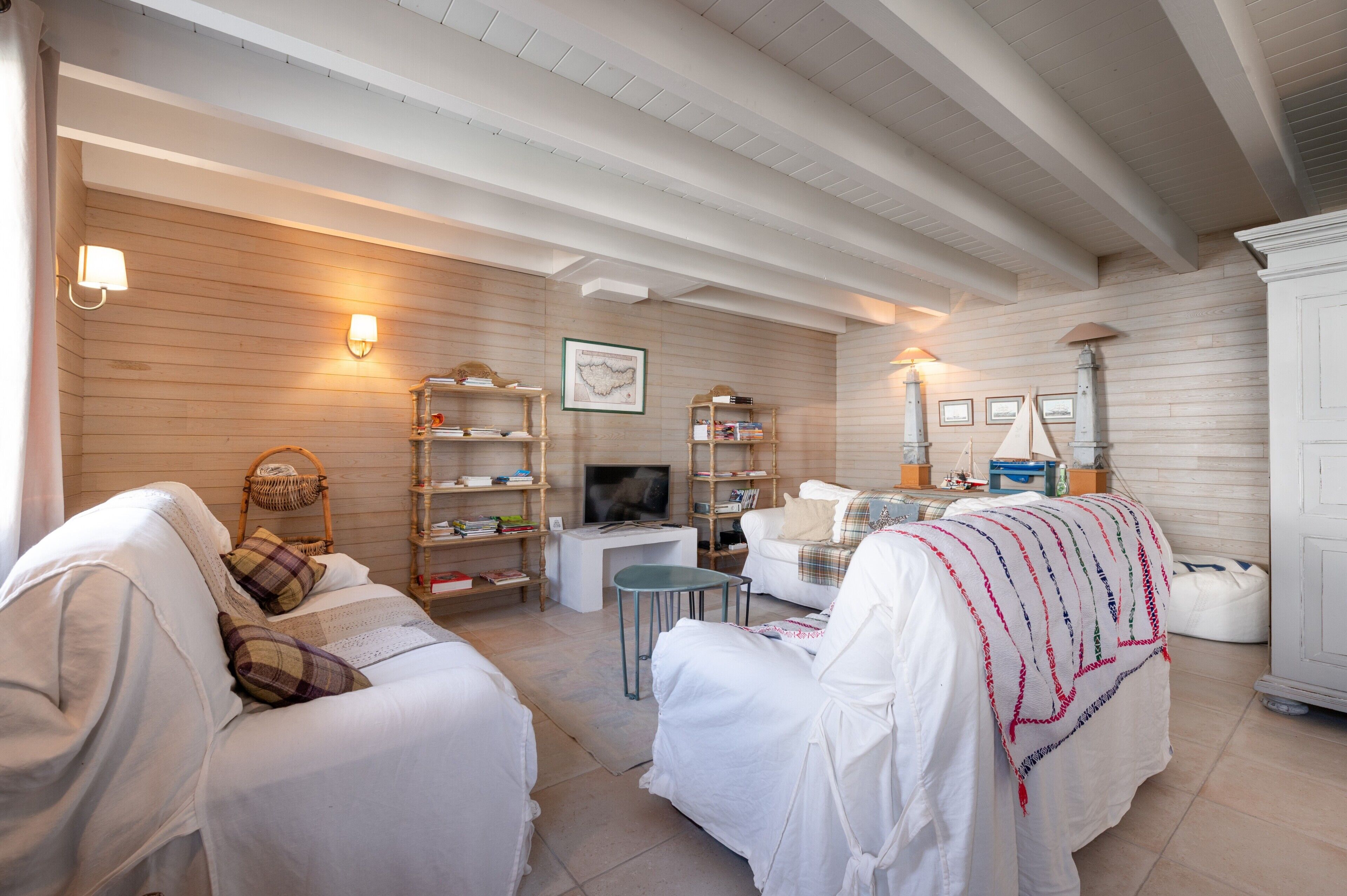 Tabla de planchar con plancha, wifi y ropa de cama 