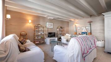 Tabla de planchar con plancha, wifi y ropa de cama