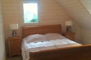 Tabla de planchar con plancha, wifi y ropa de cama