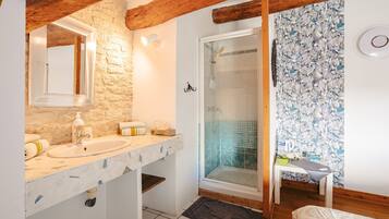 Dusche, Haartrockner, Handtücher
