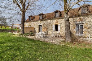 Outdoor dining - Gîtes Les Naudines Charlotte: House with 2 Shared Pools, Private Terrace & Wi-Fi (Gageac et Rouillac)