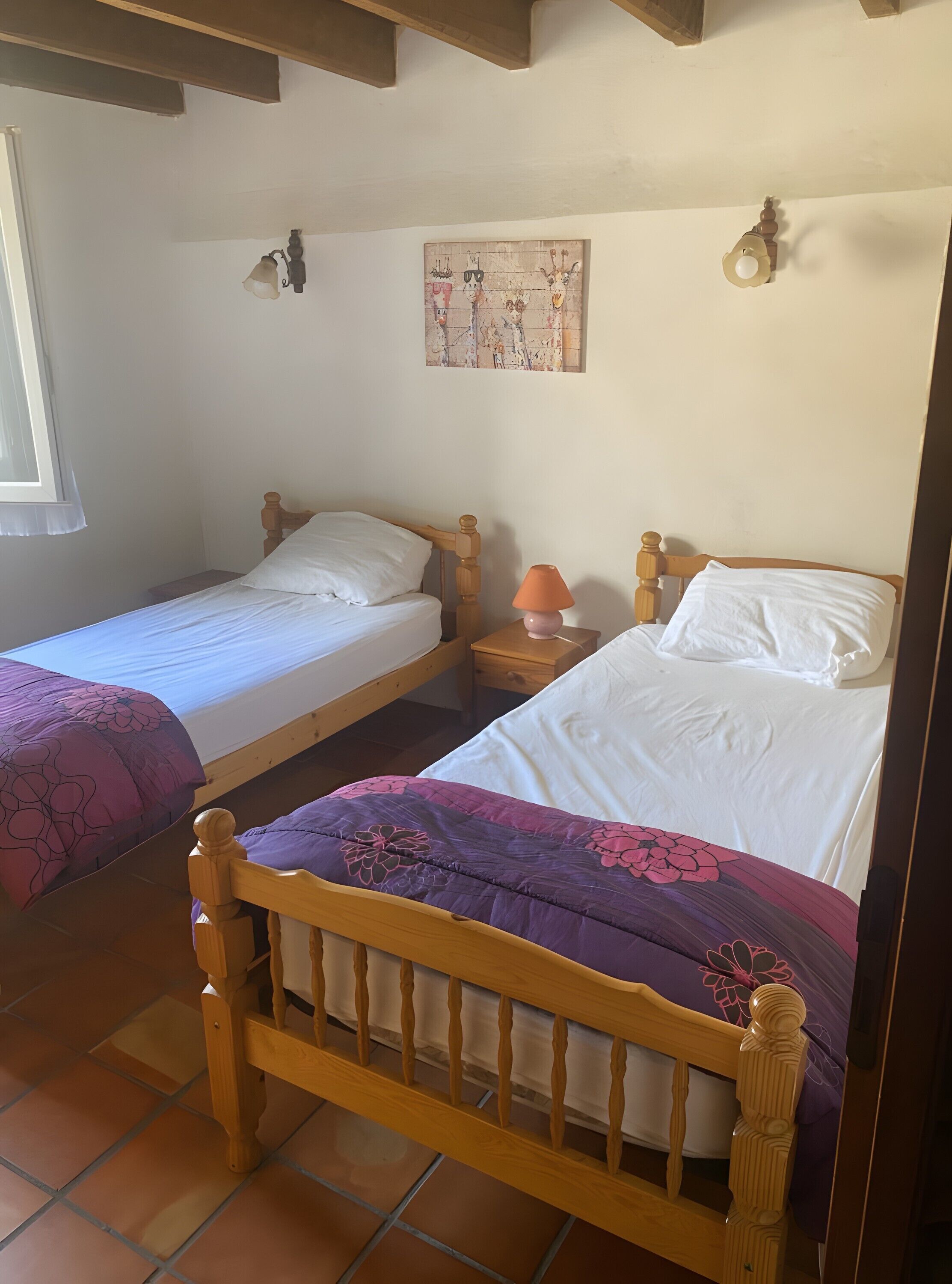 Tabla de planchar con plancha, wifi, ropa de cama