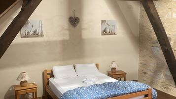 Iron/ironing board, WiFi, bed sheets