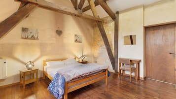 Tabla de planchar con plancha, wifi y ropa de cama