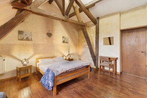 Iron/ironing board, WiFi, bed sheets - Gîtes Les Naudines Charlotte: House with 2 Shared Pools, Private Terrace & Wi-Fi (Gageac et Rouillac)