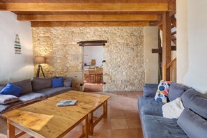 TV, ping pong - Gîtes Les Naudines Charlotte: House with 2 Shared Pools, Private Terrace & Wi-Fi (Gageac et Rouillac)