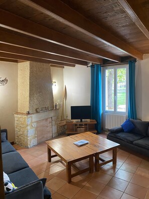 TV, table tennis - Gîtes Les Naudines Charlotte: House with 2 Shared Pools, Private Terrace & Wi-Fi (Gageac et Rouillac)