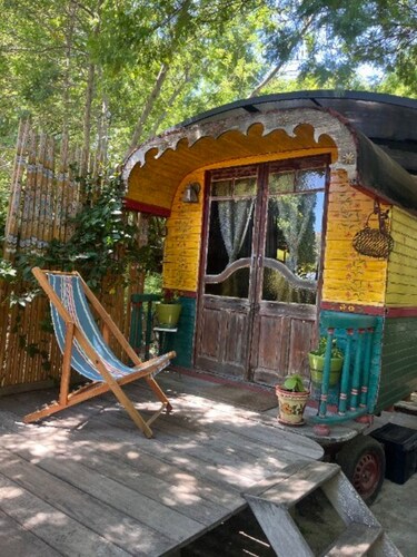 Bed and Breakfast 'Espace Roulotte - Les Toits Du Gaou' with Shared Terrace and Wi-Fi