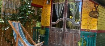 Bed and Breakfast 'Espace Roulotte - Les Toits Du Gaou' with Shared Terrace and Wi-Fi