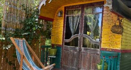 Bed and Breakfast 'Espace Roulotte - Les Toits Du Gaou' with Shared Terrace and Wi-Fi