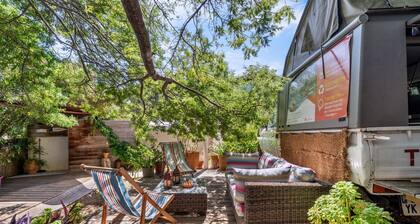 Bed and Breakfast 'Espace Roulotte - Les Toits Du Gaou' with Shared Terrace and Wi-Fi