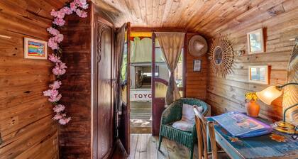 Bed and Breakfast 'Espace Roulotte - Les Toits Du Gaou' with Shared Terrace and Wi-Fi