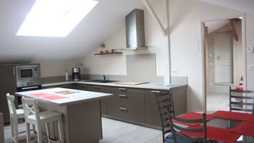 Réfrigérateur, micro-ondes, four, plaque de cuisson