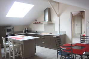 Fridge, microwave, oven, stovetop - “Grand Comfort Loft” with Pool, 3-Star Rating, Wi-Fi & Air Conditioning (Montalzat)