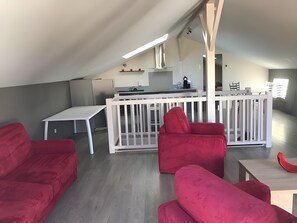 Televisie, een dvd-speler en een stereo