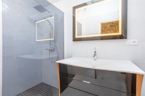 Een douche, een haardroger, handdoeken