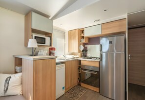 Fridge, microwave, oven, stovetop - Mobile Home 'Mh324 La Tremblade' with Shared Pool, Private Terrace & Air Conditioning (La Tremblade)