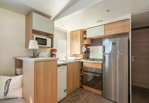 Fridge, microwave, oven, stovetop - Mobile Home 'Mh324 La Tremblade' with Shared Pool, Private Terrace, and Air Conditioning (La Tremblade)