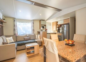 Interior - Mobile Home 'Mh324 La Tremblade' with Shared Pool, Private Terrace, and Air Conditioning (La Tremblade)