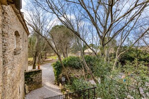 Property grounds - Gîte "En Famille" with Mountain View, Shared Pool and Wi-Fi (Rouet)