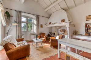 Fireplace - Gîte "En Famille" with Mountain View, Shared Pool and Wi-Fi (Rouet)