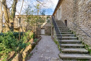 Exterior - Gîte "En Famille" with Mountain View, Shared Pool and Wi-Fi (Rouet)