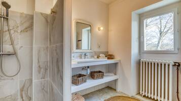 Shower, hair dryer, towels