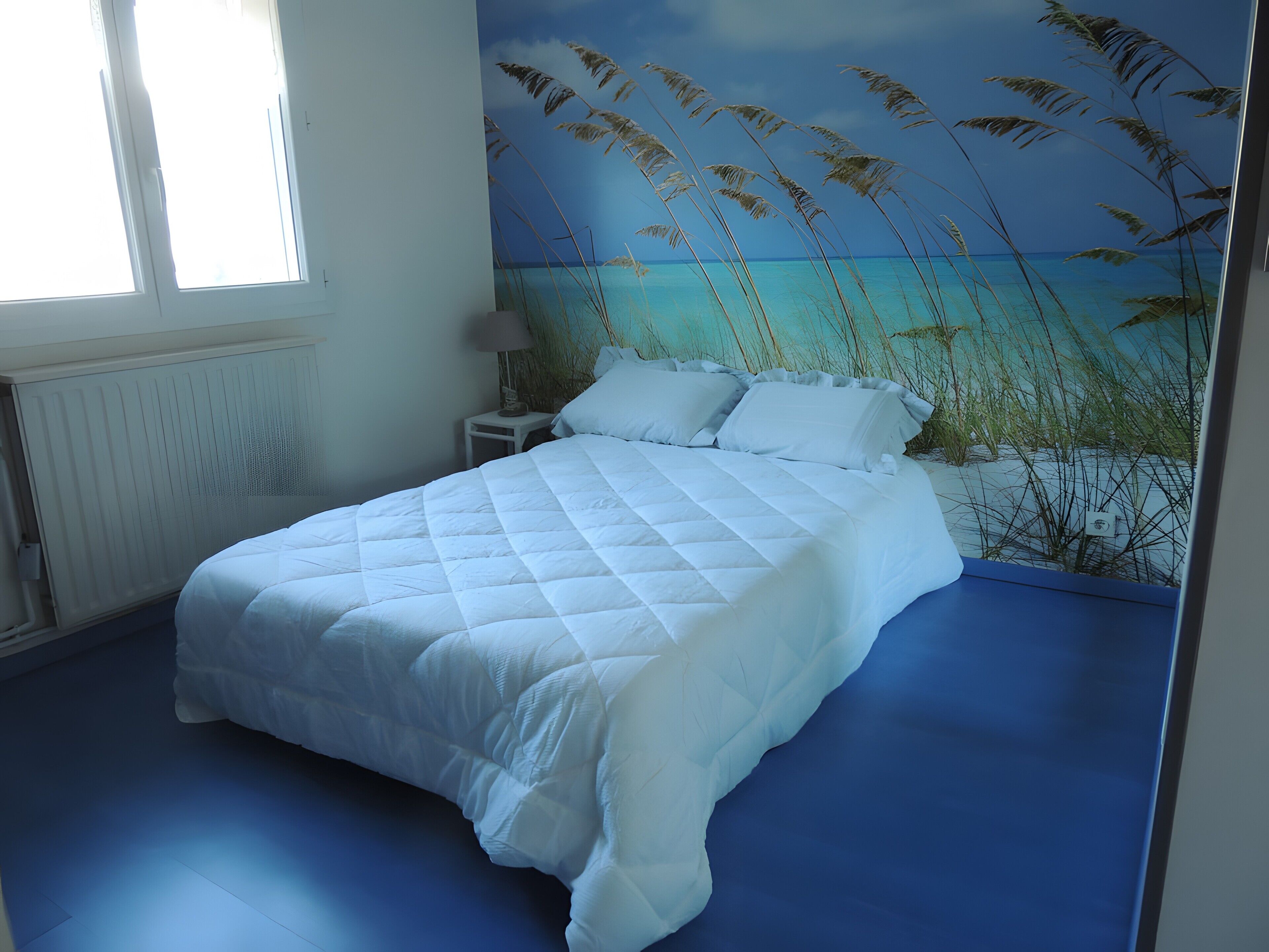 Tabla de planchar con plancha, wifi y ropa de cama 