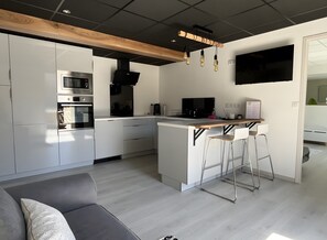 Kühlschrank, Mikrowelle, Ofen, Herdplatte