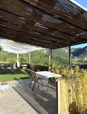屋外ダイニングエリア. Apartment 'Porte Des Gorges' with Mountain View, Private Terrace and Wi-Fi