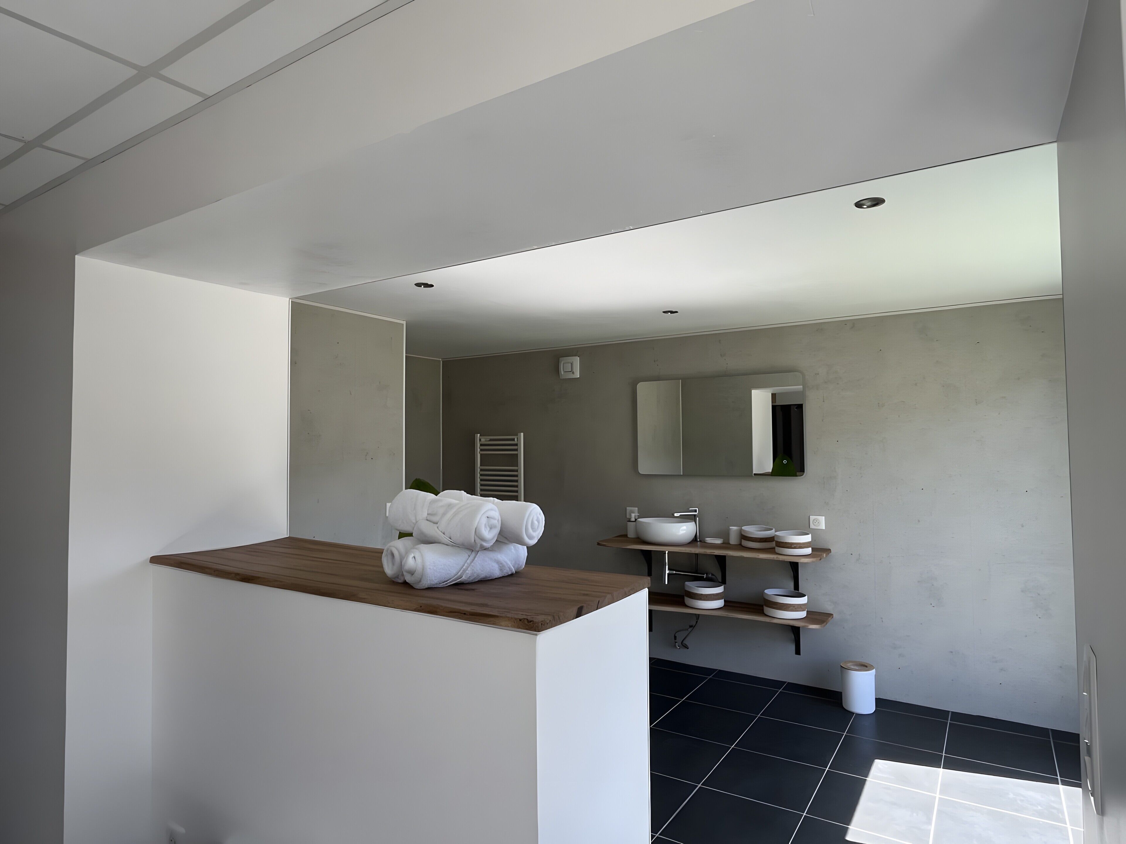 Douche, sèche-cheveux, serviettes fournies