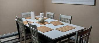 SPACIOUS 3 BEDROOM MAINFLOOR HOUSE IN CALGARY,  10MINS TO DOWNTOWN OR AIRPORT.