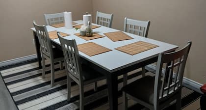 SPACIOUS 3 BEDROOM MAINFLOOR HOUSE IN CALGARY, 10MINS TO DOWNTOWN OR AIRPORT.