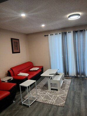 Smart TV - SPACIOUS 3 BEDROOM MAINFLOOR HOUSE IN CALGARY,  15 MINS TO DOWNTOWN OR AIRPORT. (Calgary)