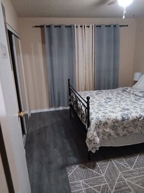 3 bedrooms, iron/ironing board, free WiFi, bed sheets - SPACIOUS 3 BEDROOM MAINFLOOR HOUSE IN CALGARY,  15 MINS TO DOWNTOWN OR AIRPORT. (Calgary)