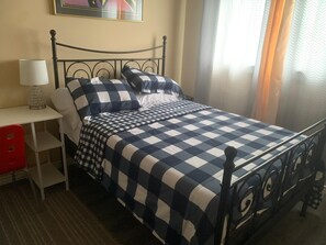 3 bedrooms, iron/ironing board, free WiFi, bed sheets - SPACIOUS 3 BEDROOM MAINFLOOR HOUSE IN CALGARY,  15 MINS TO DOWNTOWN OR AIRPORT. (Calgary)