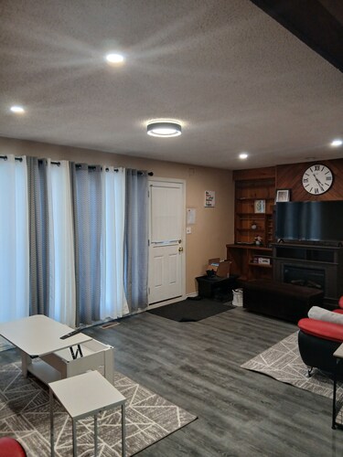 SPACIOUS 3 BEDROOM MAINFLOOR HOUSE IN CALGARY,  15 MINS TO DOWNTOWN OR AIRPORT.