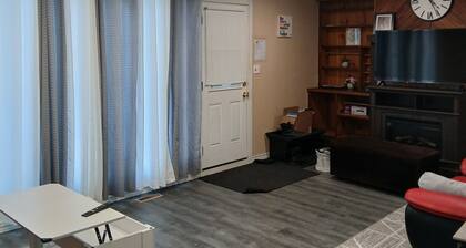 SPACIOUS 3 BEDROOM MAINFLOOR HOUSE IN CALGARY, 15 MINS TO DOWNTOWN OR AIRPORT.